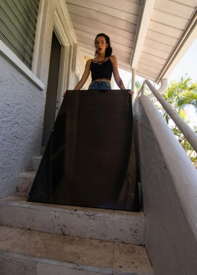 Брюнетка в джинсовых шортиках принимает в себя член