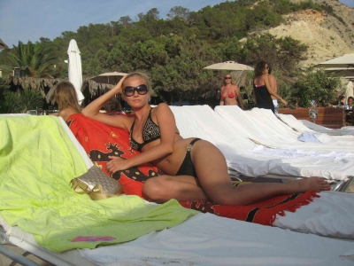 Опытная женщина позирует голой