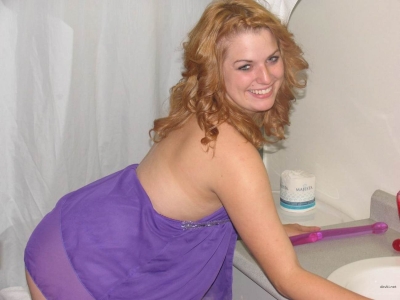 Полненькая подружка показывает свою киску