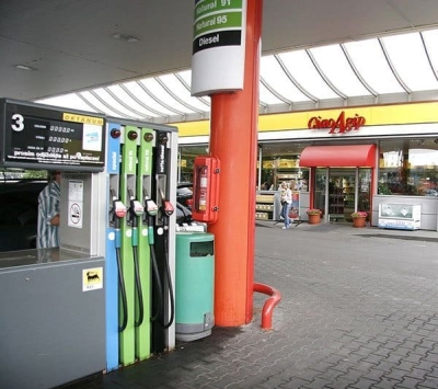 A surprise awaited the whore in the restroom at the gas station