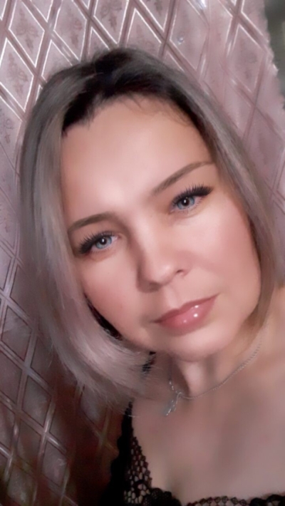 Naked mom in erotic shots with juicy breasts