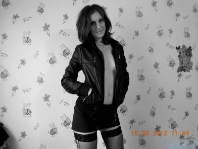 Домашняя эротика небритой девушки