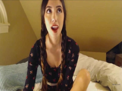 Милашка вибрирует свой клитор