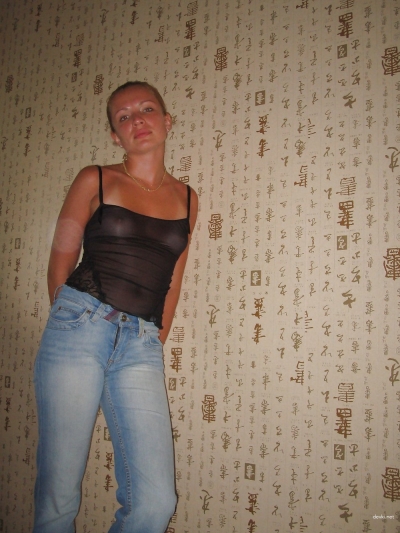 Жена мастурбирует перед подругой