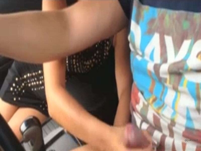 Занимаются петтингом в машине