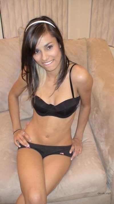 Восточная девушка показывает пизденку