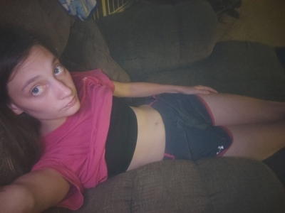 Девчонка показала свои сиси, попку и волосатую письку