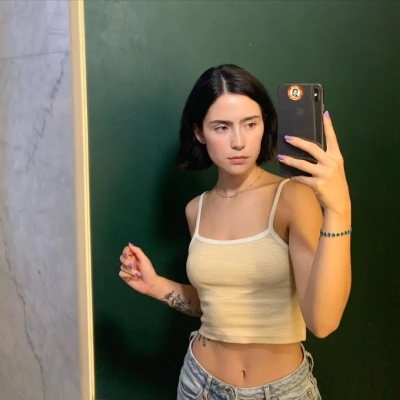 Spicy stories: beauty gives blowjob