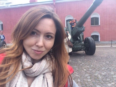 Показывает как сосёт член