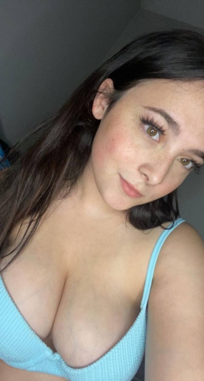 A cutie with a stunning figure is not shy to send nudes