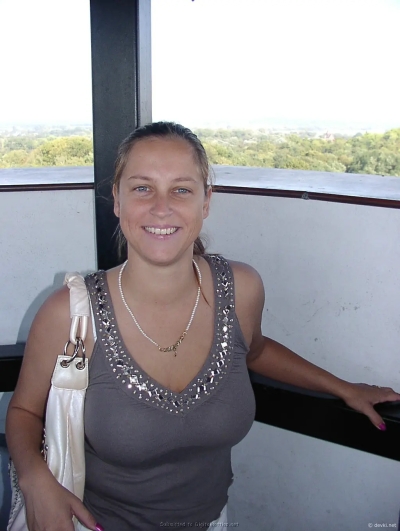 Улыбчивая позирует с писюном